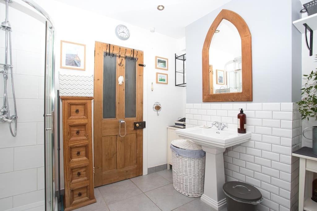 Restful And Cosy 4 Bed Home Minutes From The Beach Сэндгэйт Экстерьер фото