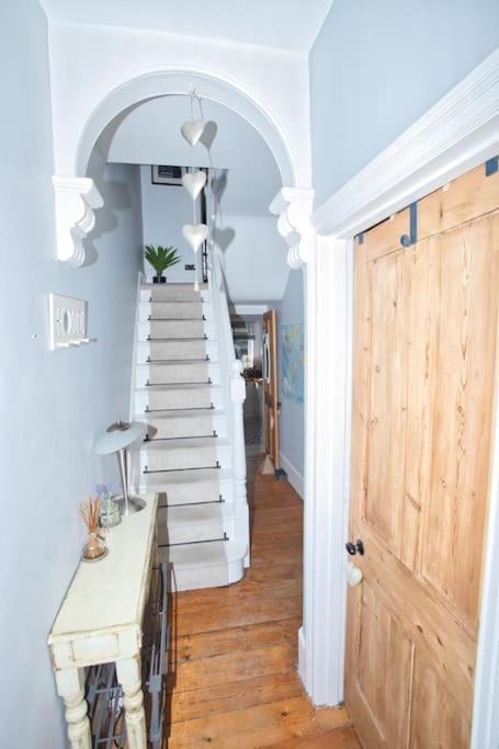 Restful And Cosy 4 Bed Home Minutes From The Beach Сэндгэйт Экстерьер фото