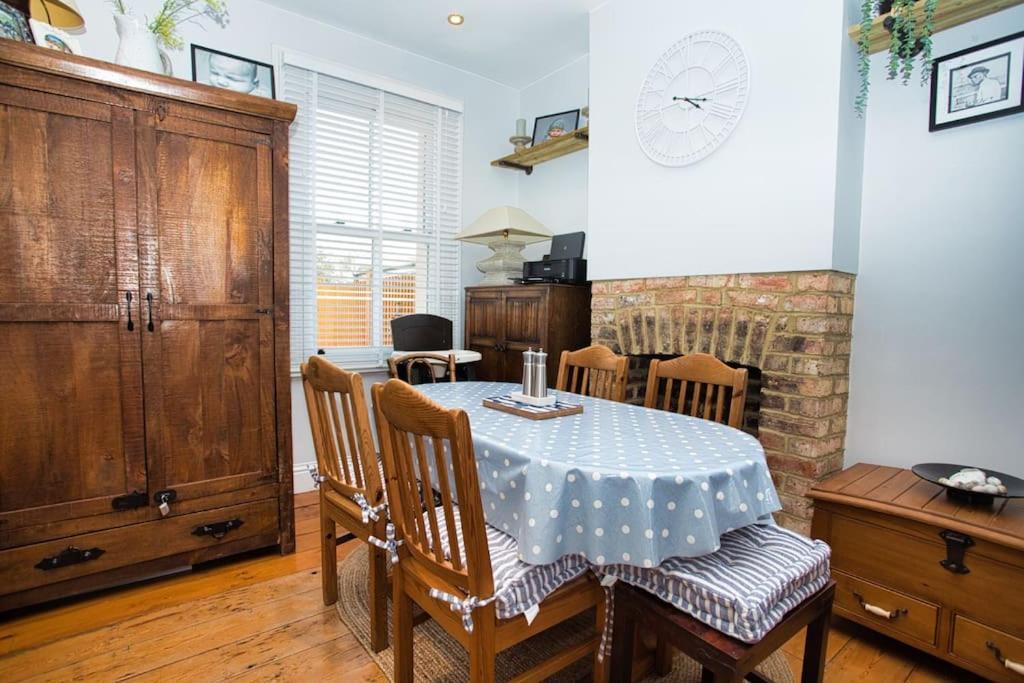 Restful And Cosy 4 Bed Home Minutes From The Beach Сэндгэйт Экстерьер фото